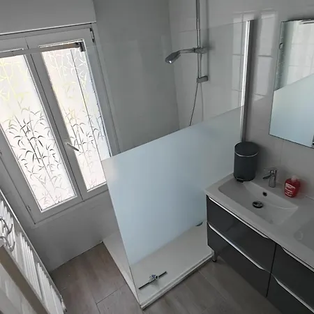 Spacious Home, 4bed-2bath, Wifi, Ac, Free Parking, Nearby * 梅兹