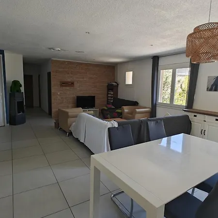 Spacious Home, 4bed-2bath, Wifi, Ac, Free Parking, Nearby 度假居