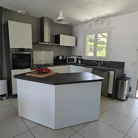 Spacious Home, 4bed-2bath, Wifi, Ac, Free Parking, Nearby * 梅兹
